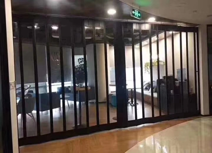 Οριζόντιο νέο PC πολυανθράκων κρυστάλλου ύφους διαφανές σαφές που διπλώνει την πόρτα για τις λεωφόρους αγορών ή άλλη εμπορική εφαρμογή